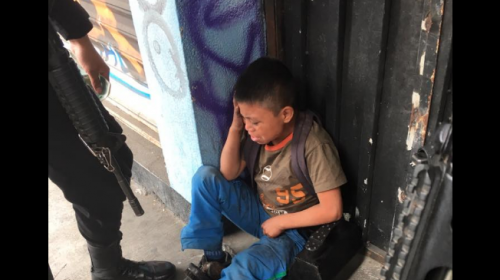 La historia del ni&ntilde;o con una caja de lustre que conmociona las redes