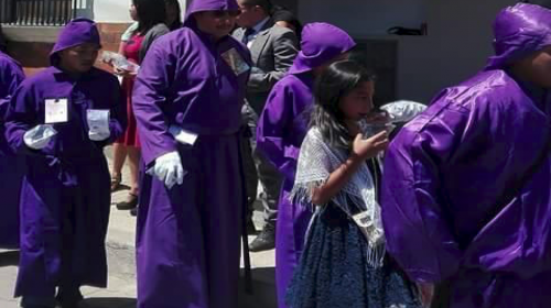 El noble gesto de una iglesia evang&eacute;lica con cucuruchos de Jocotenango