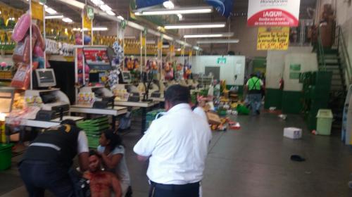 &iexcl;Pelea en supermercado! Hombres destrozan local y resultan heridos