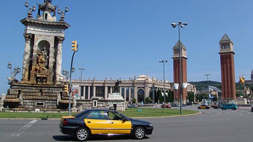 Taxista da ejemplo de honestidad al devolver maleta con 10 mil euros 