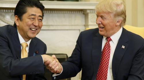 Los prolongados, fuertes y bruscos apretones de mano de Donald Trump