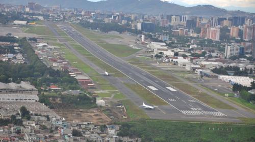 Aumentan dificultades en el Aeropuerto La Aurora, de 140 suben a 200