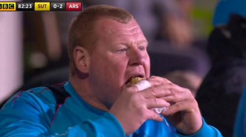 Investigan a portero por comerse un s&aacute;ndwich en pleno partido