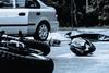 Vehículo a excesiva velocidad atropella a un motorista (video)