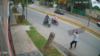 Argentina: Hombre lanza reja metálica para detener a ladrones