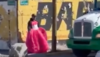 Así bailó el vals un recolector de basura que encontró un vestido