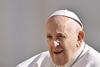 Papa Francisco bromea y pide "tequila" para el dolor de rodilla