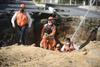 Localizan el vehículo que cayó en un agujero en Villa Nueva