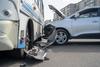 ¡Destruye carros! Bus embiste automóviles estacionados en Xela