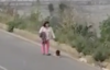 Viralizan video de una mujer agrediendo a un niño 