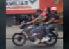 ¡La familia completa! La imprudencia en moto en calzada San Juan