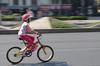 ¡De admirar! Niños asisten en bicicleta al colegio en España 