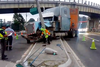 Tráiler pierde el control y colisiona contra un poste eléctrico 