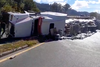 Tr&aacute;iler vuelca y obstruye ambos carriles en ruta interamericana