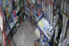Hombres entran a una tienda, se roban varios productos y huyen 
