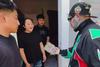 El rapero 6ix9ine sorprende a familia guatemalteca con $25 mil