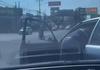 Conductor enfurecido golpea un auto en la San Juan (video)