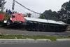 No hay paso: Tr&aacute;iler vuelca y derriba postes en San Miguel Petapa