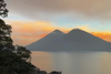Impresionantes im&aacute;genes del atardecer en el Lago de Atitl&aacute;n 