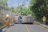 Veh&iacute;culo vuelca y derriba un poste en Santa Catarina Pinula