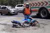 Conductor queda atrapado en concreto fresco en la Interamericana