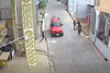 Ni&ntilde;o sale corriendo y termina golpeado por un auto