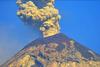 Volc&aacute;n de Fuego registra fuertes retumbos y explosiones (videos)