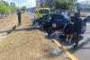 Veh&iacute;culo choca contra sem&aacute;foro en Calzada Atanasio Tzul zona 12
