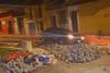 Conductor atraviesa zona de obras en construcci&oacute;n en Antigua