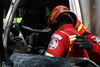Conductor queda atrapado en un cami&oacute;n tras fuerte accidente