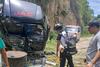 Cami&oacute;n cae a barranco y piloto resulta herido en zona 18