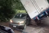 &iexcl;Salvados de ser aplastados! Accidente de tr&aacute;nsito queda grabado