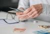 IGSS y Finanzas analizan aumentar pensiones para jubilados