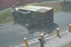 VIDEO: momento en que cami&oacute;n vuelca en Mixco