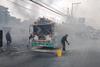 Bus se incendia y afecta el tr&aacute;nsito en carretera a El Salvador