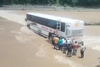 Rescatan a pasajeros de autob&uacute;s en medio de la crecida de un r&iacute;o