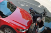 Conductor se roba el emblema de un auto en plena zona 12 
