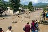 Al menos 160 muertos tras inundaci&oacute;n en frontera de Nepal y China