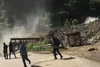 Captan momento en que inundaci&oacute;n de Nepal arrastra un puente