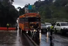 Video: Bus colisiona contra un poste y complica el tr&aacute;nsito
