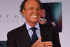 Julio Iglesias difunde mensajes con exempleadas que lo acusan