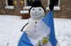 Guatemalteco en Chicago construye mu&ntilde;eco de nievo tras nevada 