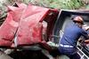 Picop cae a barranco y deja a dos adultos mayores heridos