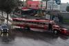 Bus colisiona con auto y deja a conductora herida en la San Juan