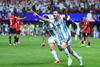 Argentina remonta de la mano de Messi y clasifica a cuartos