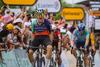 El neerland&eacute;s Olav Kooij gana al esprint la etapa 5 del Tour