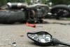 Novio trata de reanimar a su pareja tras sufrir accidente vial