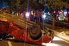 Dos veh&iacute;culos vuelcan en la calzada Atanasio Tzul
