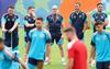 Espa&ntilde;a perfila su once de gala y llega al cien ante Francia