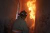Fuerte explosi&oacute;n e incendio alerta a vecinos en la Mateo Flores